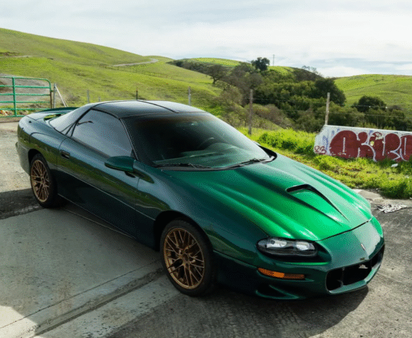 Glossy Metallic La Salle Green Vinyl Wrap - 图片 2